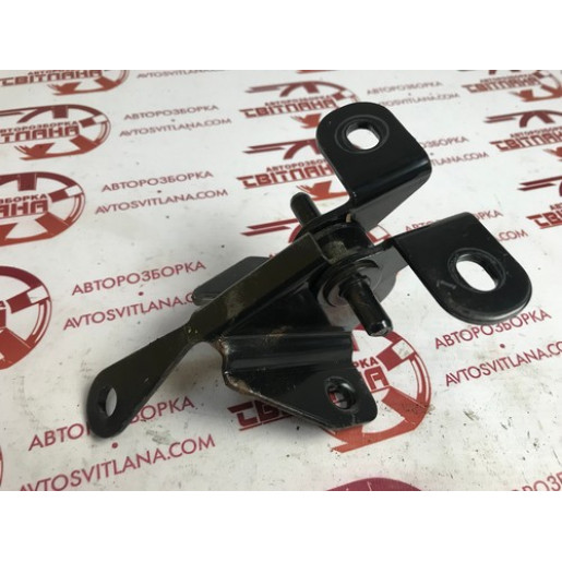 Кронштейн заднього сидіння центральний Kia Sorento 2002-2009 895943E000
